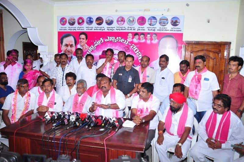 trs grand victory in karimnagar municipal carporation election... gangula kamalakar celebrations