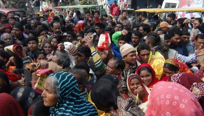 এনআরসি আতঙ্কে অবরুদ্ধ মালদহ, আধার কার্ডের লাইনে অসুস্থ মহিলা ও শিশুরা