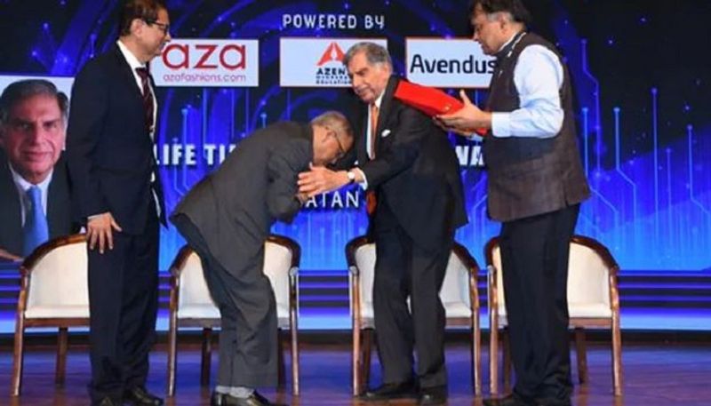 infosys co-founder narayana murthy touches ratan tatas feet and presented award