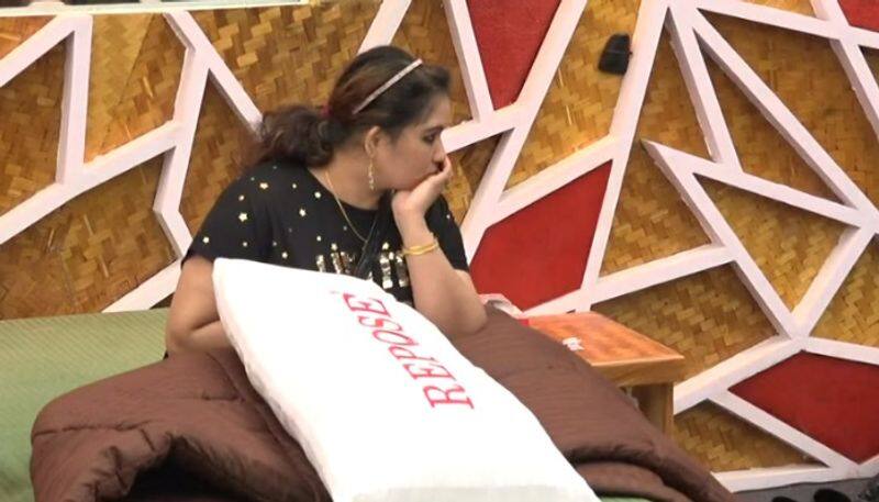 theft in bigg boss house daya lost her money