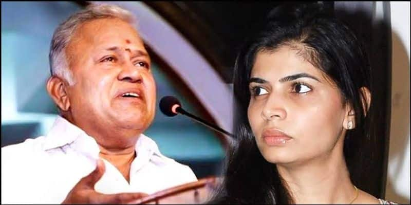 Singer chinmayi slams vairamuthu and radha ravi