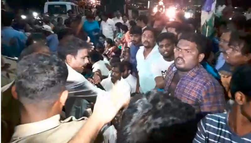 YSRCP supporter strike at vishakapatnam TDP office