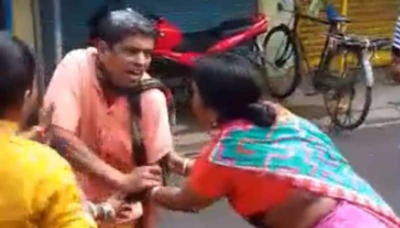 Priest Was  Forced  to Perform Saraswati Puja in Bengal viral video