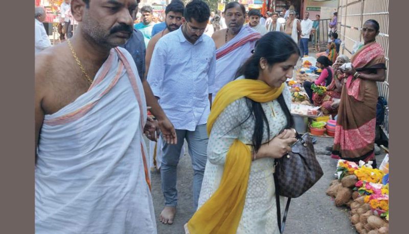 DK Shivakumar Family Visits Ganagapur Temple