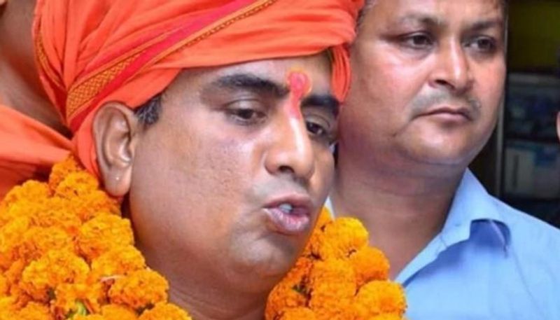 Vishva Hindu Mahasabha leader  Ranjit Bachchan shot in head during morning walk in Lucknow