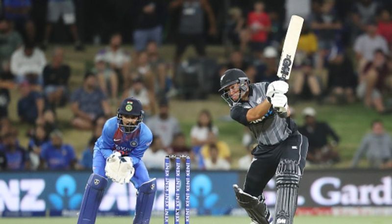 Team India lose 1st odi against new Zealand after heroic show in t20