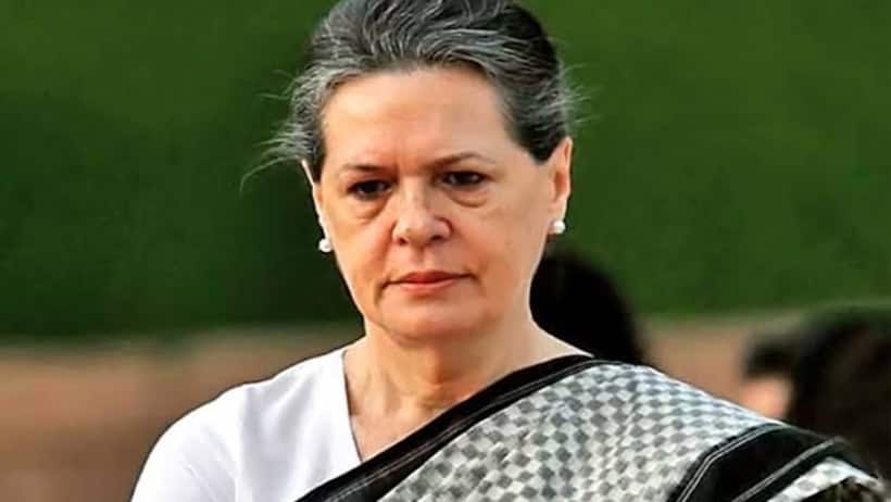 जानें क्यों सोनिया के करीबी अहमद पटेल पर है इनकम टैक्स की नजर