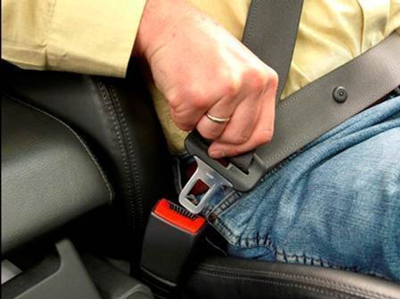 Traffic rules update Rear seat belt and rear view mirror mandatory in delhi ckm