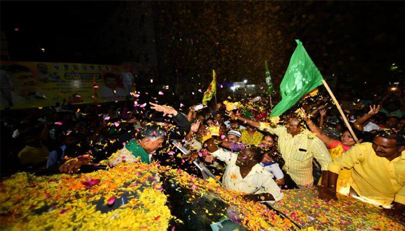 Grand Welcome To Chandrababu Naidu By Amaravati Farmers