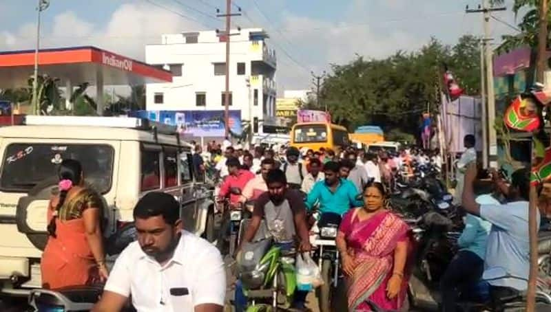 India Lockdown Huge Crowd gathered for Purchasing Ration In Ballari Raichur District