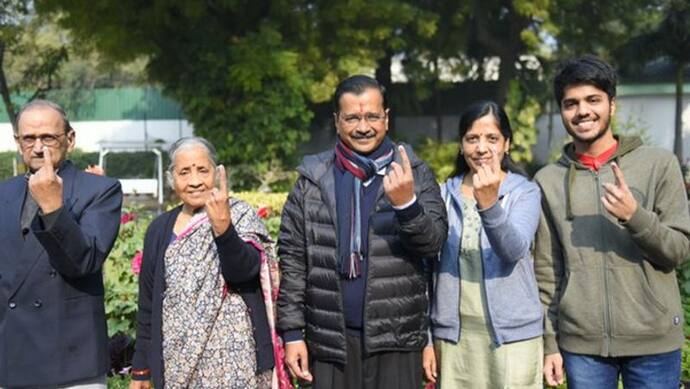 माता पिता का पैर छूकर वोट देने निकले केजरीवाल, कहा, 'जिसके ऊपर मां बाप का हाथ, भगवान उसके साथ'