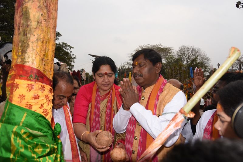 central tribal welfare minister arjun munda  offers prayers to sammakka saralamma