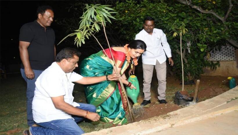 గ్రీన్ ఇండియా ఛాలెంజ్.. మొక్కలు నాటిన సీనియర్ నటి కౌసల్య
