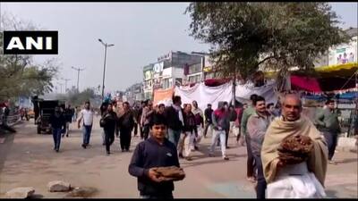 शाहीन बाग में प्रदर्शनकारियों ने पेश की मानवता की मिसाल, हिंदू अर्थी के लिए खोला रास्ता