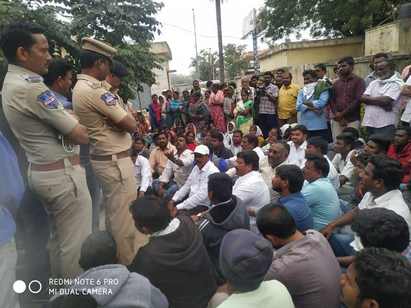 karimnagar road accident victim family members protest for compensation at hospital in karimnagar district