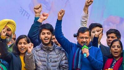 आप की आंधी, केजरीवाल ने फिर झाड़ू फिराई... दिल्ली में जीत के बाद अखबारों ने दी ऐसी हेडलाइन