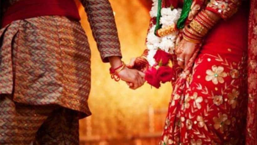 వెరైటీ పెళ్లి పత్రిక: విత్తనాలను పంచుతున్న ఆదిలాబాద్ వాసి
