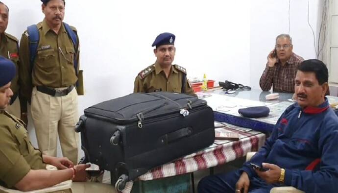 पुलिस के हाथ लगा रहस्यमयी सूटकेस, उठाने में छूट गए पसीने और खोलकर देखा तो फटी रह गई आंखें