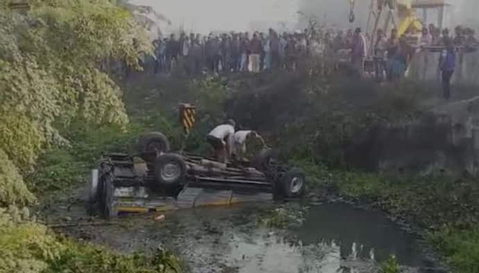 লরিকে ধাক্কা মেরে নয়ানজুলিতে উল্টে গেল পুলকার, গুরুতর আহত তিন পড়ুয়া