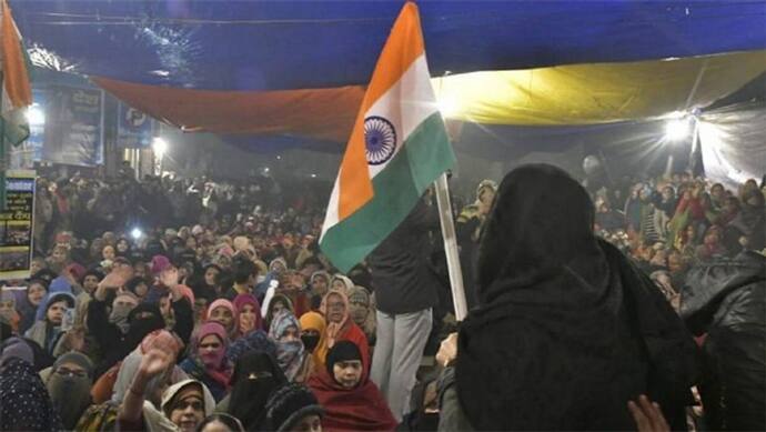 पुलवामा के शहीदों को शाहीन बाग के प्रदर्शनकारियों ने दी श्रद्धांजलि, 1 मिनट का रखा मौन