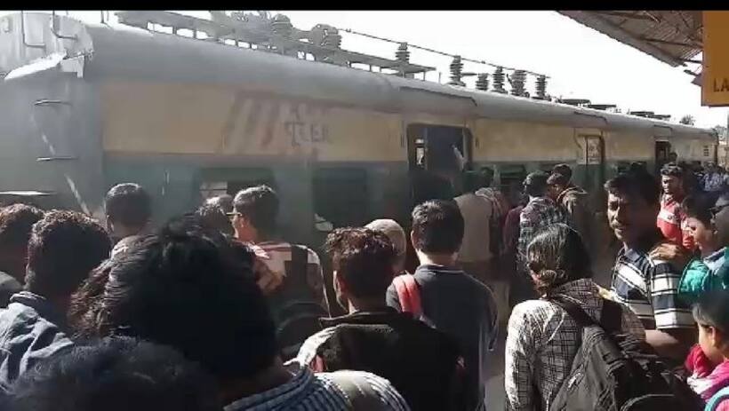 Passengers flout COVID 19 norms on local trains in West Bengal