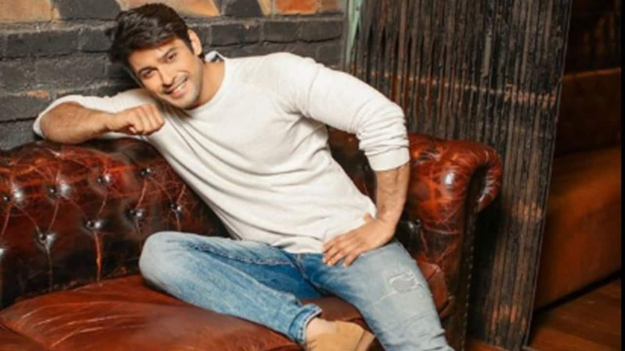 <p style="text align: justify;">Bigg Boss 13 winner Sidharth Shukla gained more popularity after his appearance on the show. Now he is again back in Bigg Boss 14 as a Toofani senior as is going to stay in the house for two weeks. Many viewers feel that the TRP of BB is high because of Shukla's presence in the house.Do you know how much he is paid? lets find out.</p>
