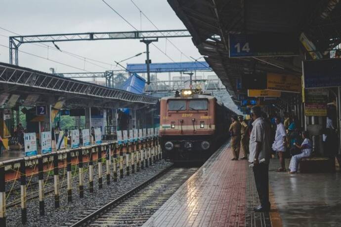 देश के 200 रेलवे स्‍टेशनों पर बनेंगे पैन कार्ड और आधार, साथ ही भर सकेंगे टैक्‍स