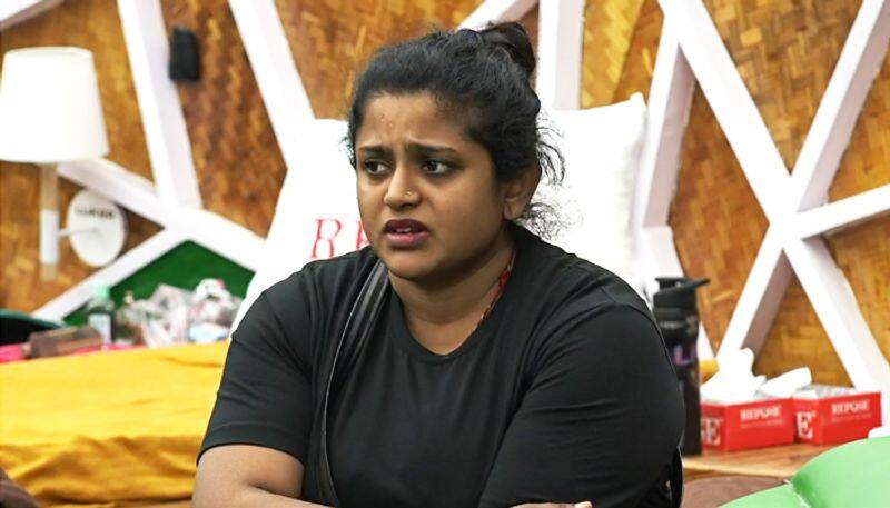 phone number of one contestant is byheart says veena nair in bigg boss 2