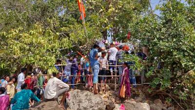 यूं खतरनाक रास्तों पर 4 किमी पैदल चलकर नदी के बीचों-बीच शिवलिंग तक पहुंचते हैं भक्त, बाढ़ में भी नहीं डूबता