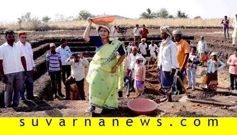 Bagalkot ZP CEO Gangubai Mankar Visit Farm pits Work in Hunagund