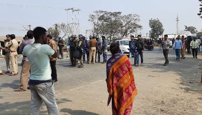 মন্দিরের সামনে 'পশুর দেহাবশেষ', বিক্ষোভে উত্তাল ইসলামপুর