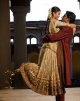 Tracing the chemistry of Abhishek Bachchan and Aishwarya Rai in pictures from sets of Guru