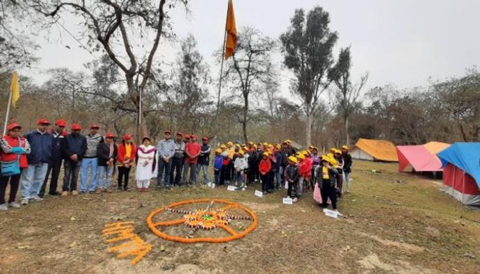 রায়গঞ্জে শুরু হয়েছে প্রকৃতি পাঠ শিবির, বাবা-মা ছাড়াই জঙ্গলে রাত কাটাবে শিশুরা