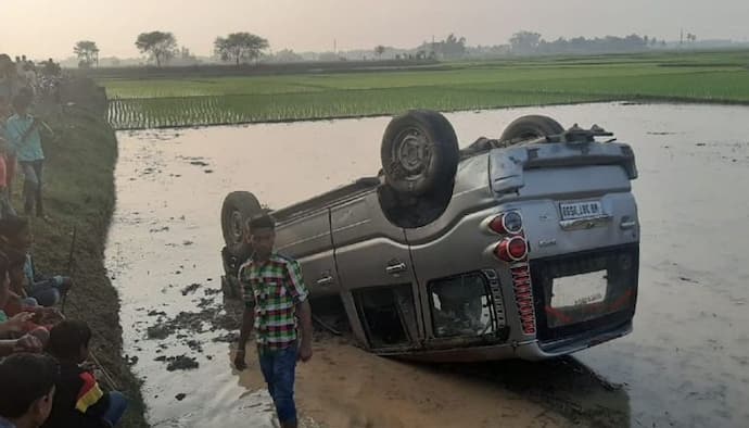 ফের নয়ানজুলিতে উল্টে গেল গাড়ি, এবার দুর্ঘটনার কবলে মাধ্যমিক পরীক্ষার্থীরা