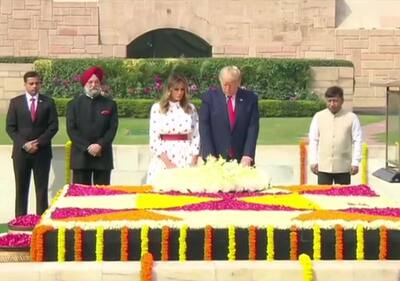 Photos : राष्ट्रपति डोनाल्ड ट्रम्प राजघाट पहुंचे, बापू को श्रद्धांजलि दी, फिर हैदराबाद हाउस पहुंचे