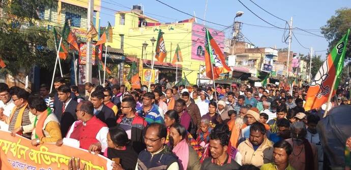 রাতবিরেতে পুলিশ ধরে নিয়ে যাচ্ছে বিজেপি কর্মীদের,  দলের ভূমিকায় ক্ষুব্ধ নিচুতলার কর্মীরা