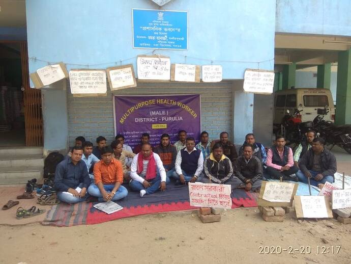 বাড়ি বাড়ি গিয়ে ডেঙ্গুর খোঁজ নেওয়ার কথা যাঁদের, তাঁরাই মাসখানেক ধরে ধরনায়