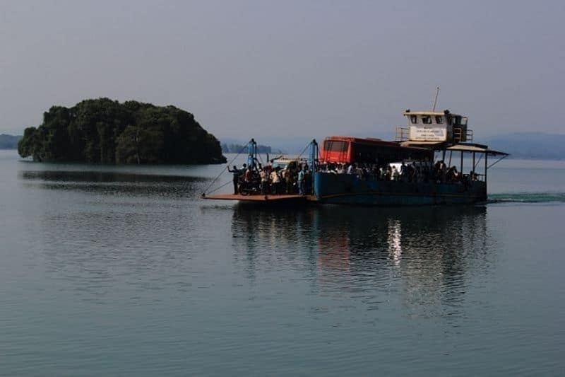 Passengers escaped after bus slips into sharavathi river backwaters at shivamogga Karnataka ckm