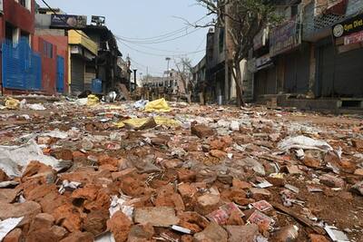 दिल्ली हिंसा के बीच सामने आई 1 तस्वीर, दुल्हन को लेने पैदल ही बारात लेकर निकल पड़ा दूल्हा