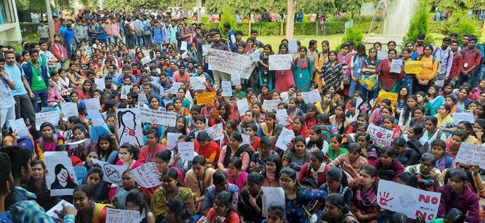 ছাত্রীর শ্লীলতাহানিতে অভিযুক্ত অধ্যাপকে ছুটি, আন্দোলনকে বেআইনি বললেন উপাচার্য