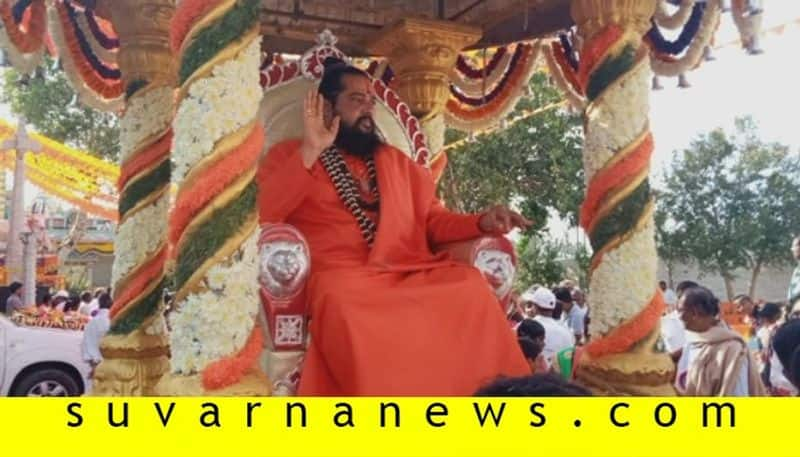 Lady leaves kolar swamiji who eloped few days ago