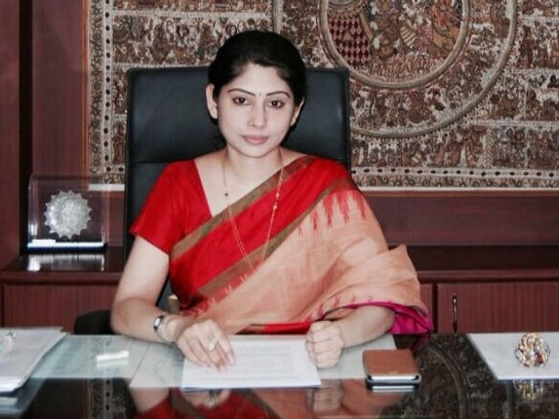 Telangana High Court  Directs IAS Officer Smitha Sabharwal To Refund Rs 15 lakh legal expenses