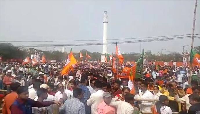 কলকাতার বুকেও 'গোলি মারো', বিতর্কিত স্লোগানে কাঁপল ধর্মতলা