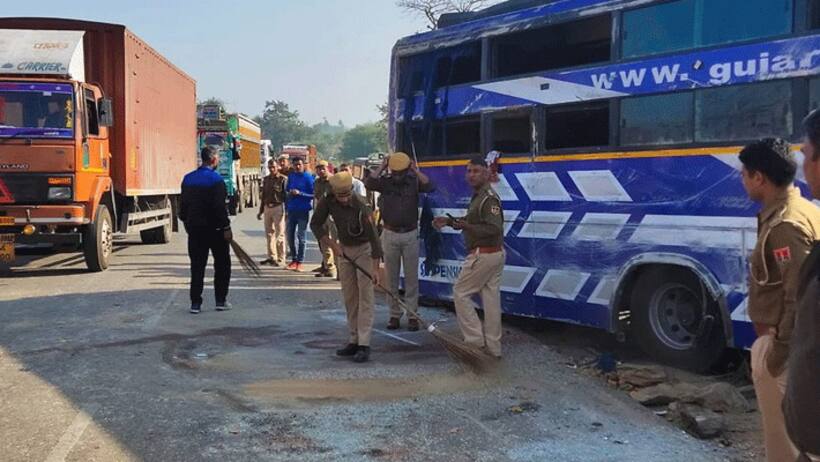 छात्रों को ले जा रही बस का अयोध्या में एक्सीडेंट, 25 छात्र घायल