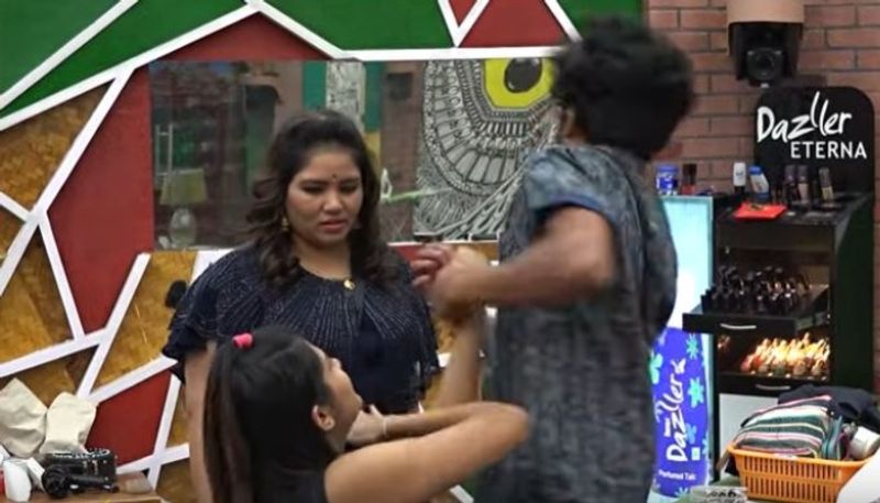 alina hit on fkrus face ause of smoking habit inside bigg boss