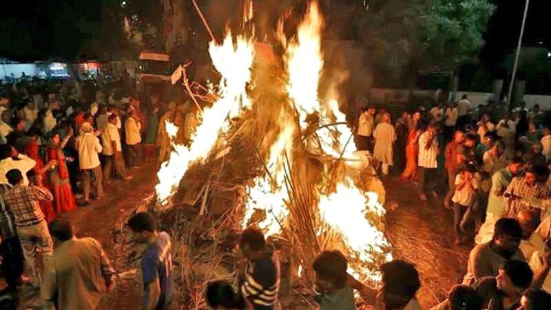 In Holi, worship Holika according to zodiac signs, offer sacrifice and destroy enemy and poverty