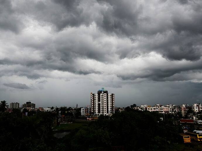 সকাল থেকেই মুখ ভার আকাশের, ঝেঁপে বৃষ্টি আসছে শহরে