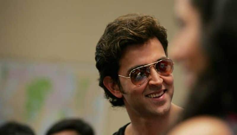 hrithik roshan aids 100 bollywood dancers he transfers money their account