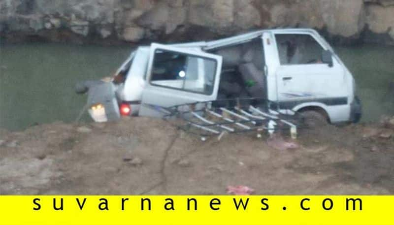 Private Collision to Omni Van in Kolhar in Vijayapura District Two People Dead