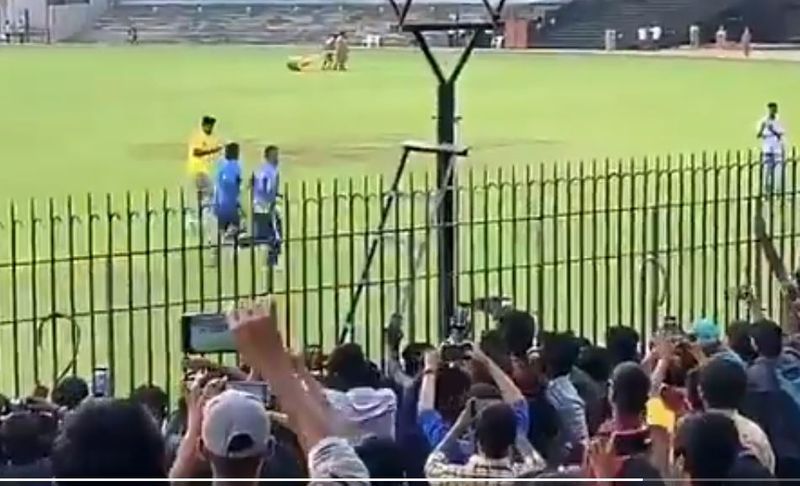 IPL 2020 Fan breaks security to shake hand with ms dhoni during csk practice